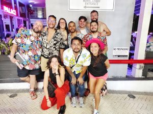 "Hoy caí en cuenta que tras la #CumbreItGetsBetter hoy tengo lugar en el ❤️ de mas de 10 personas en America Latina. Les amo @ItGetsBetterES " - from @hereisdoug on twitter.